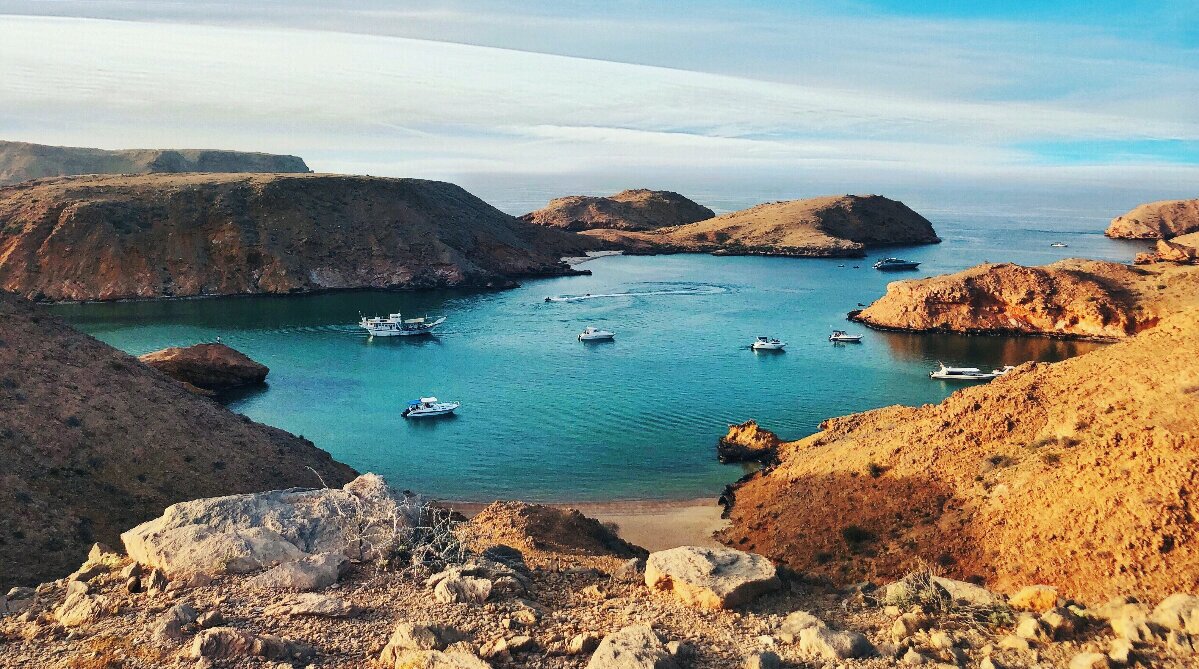 منظر خلاب لوديان وجبال في صلالة عمان