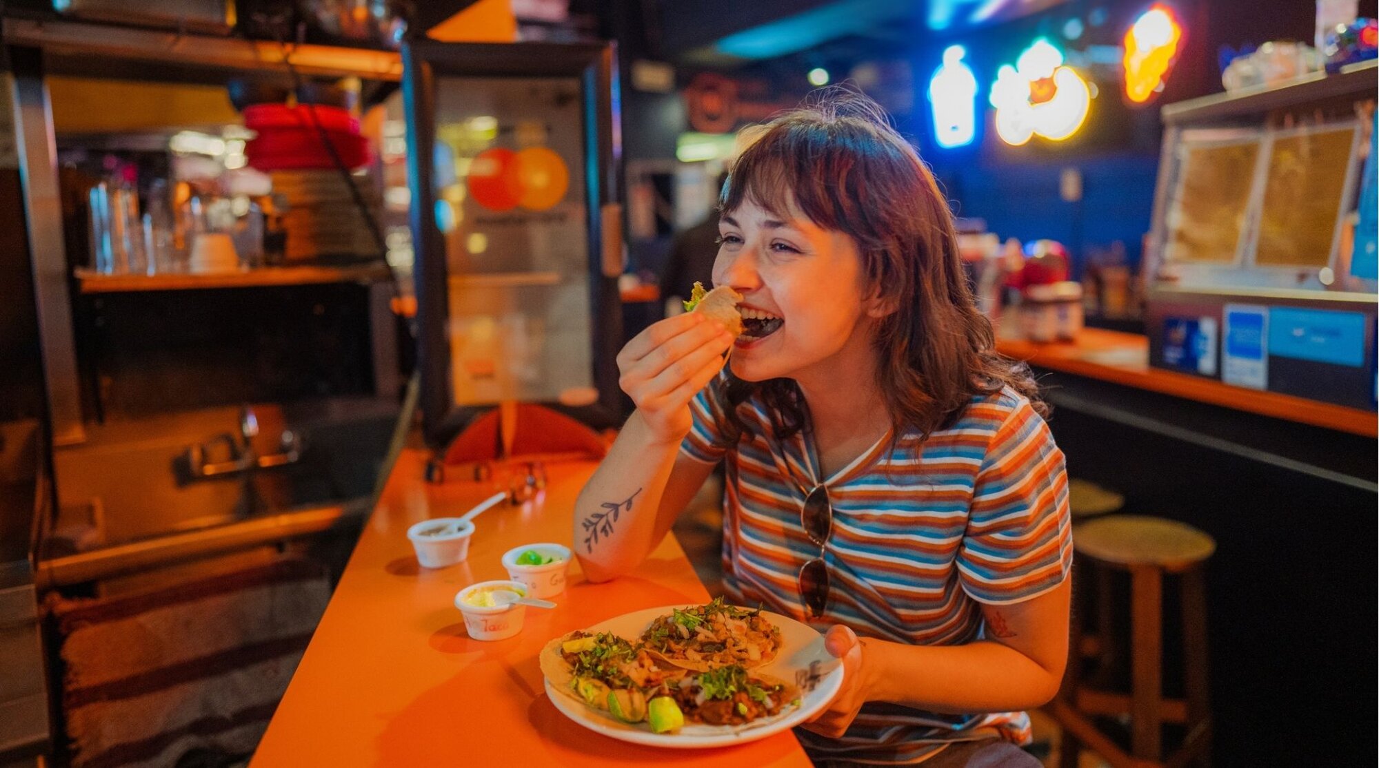  Turista jovem saboreando tacos autênticos em uma taquería tradicional na Cidade do México.