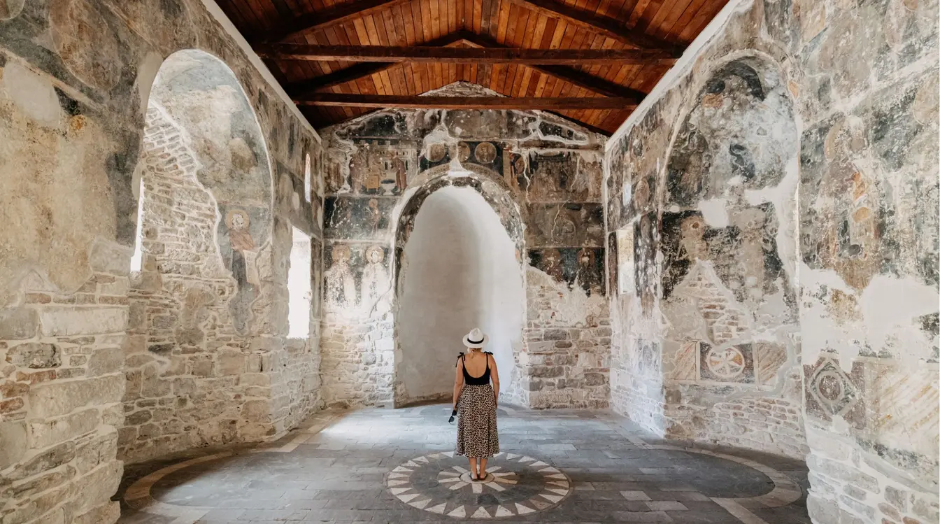Touriste explorant le monastère d'Ardenica pendant des vacances d'été en Albanie.