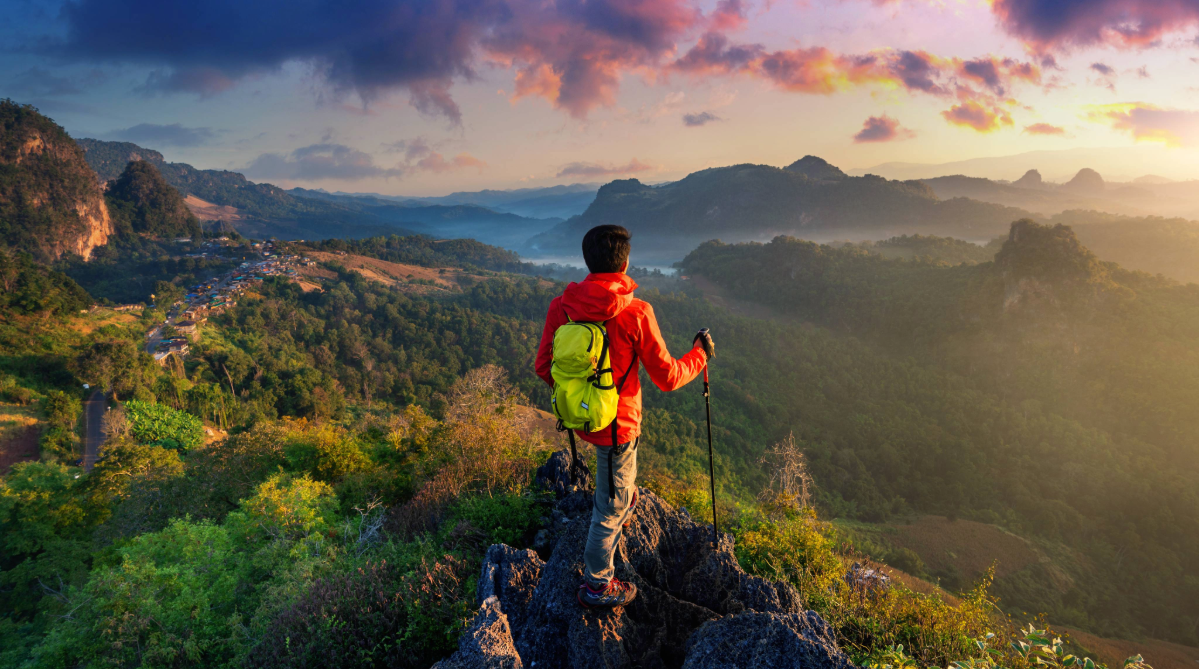 מטייל בטיול בטבע 