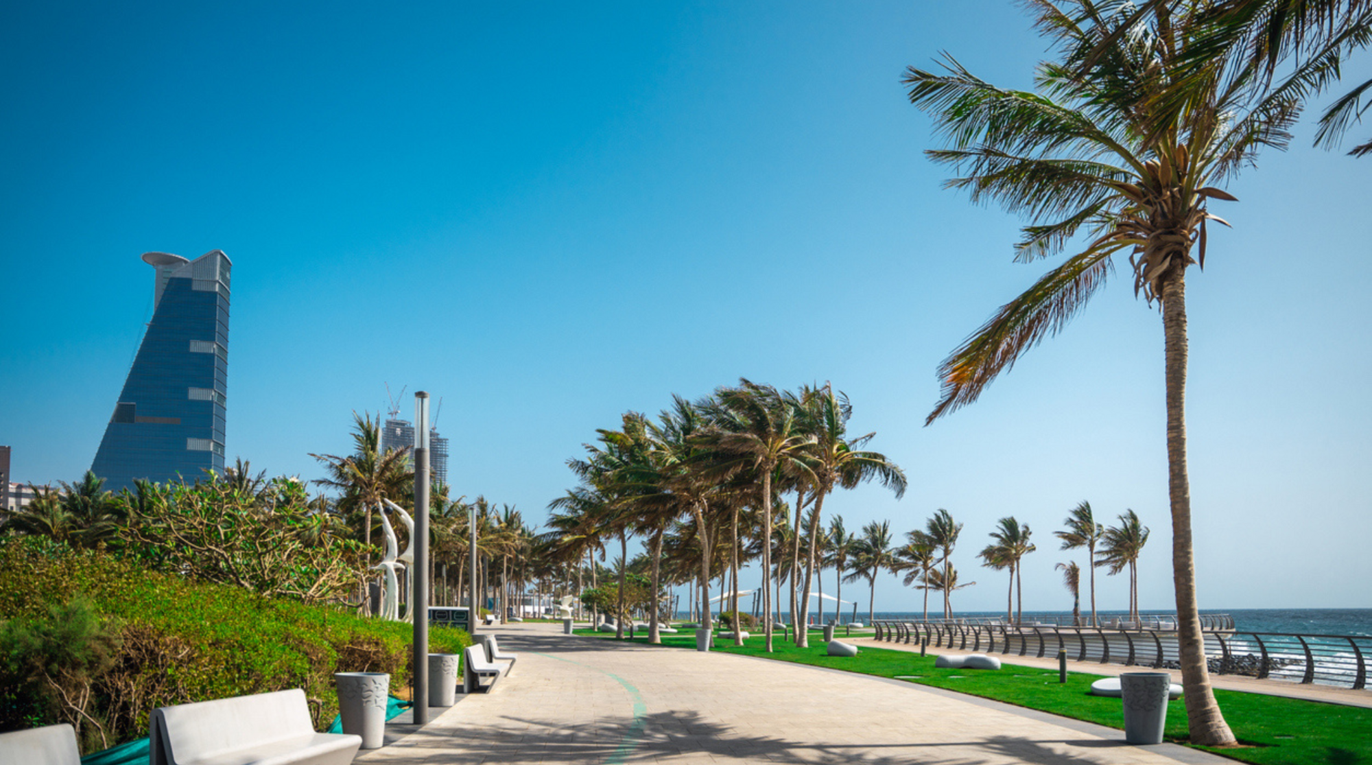 كورنيش جدة الساحر في وقت خالي من الزحام والمارة