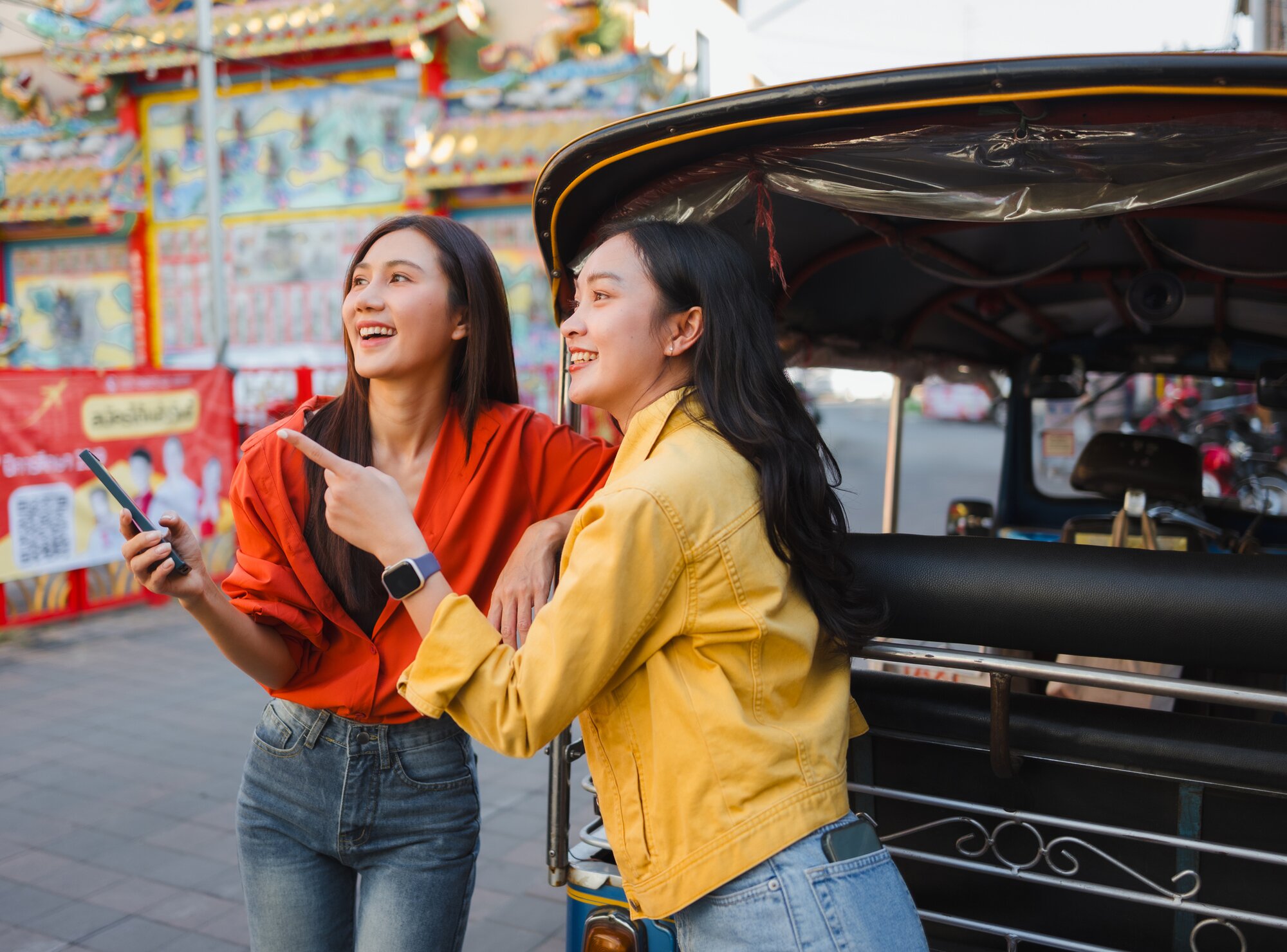Two tourists in Thailand with an eSIM for Thailand