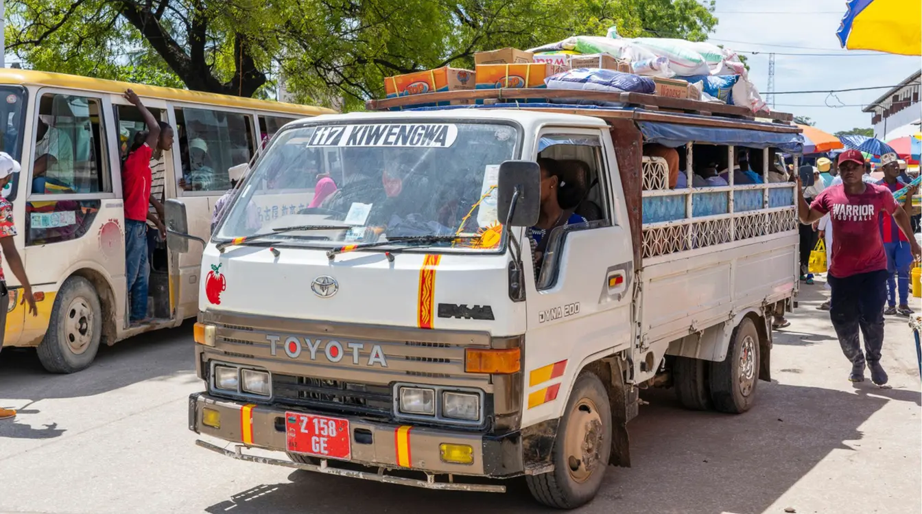 Dala-dala, transport en commun coloré dans une rue de Stone Town à Zanzibar
