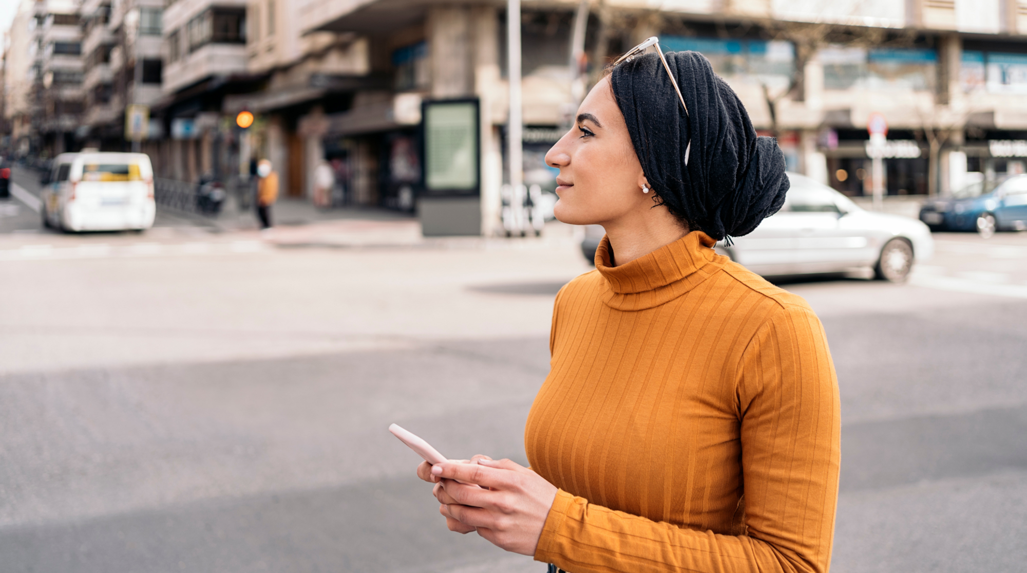 Frau mit Handy in der Türkei