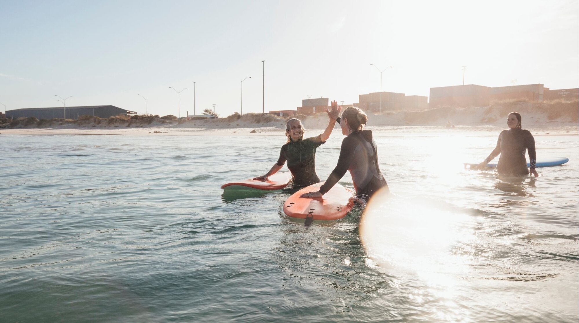 Um grupo de mulheres surfando no início da manhã no Oeste da Austrália.