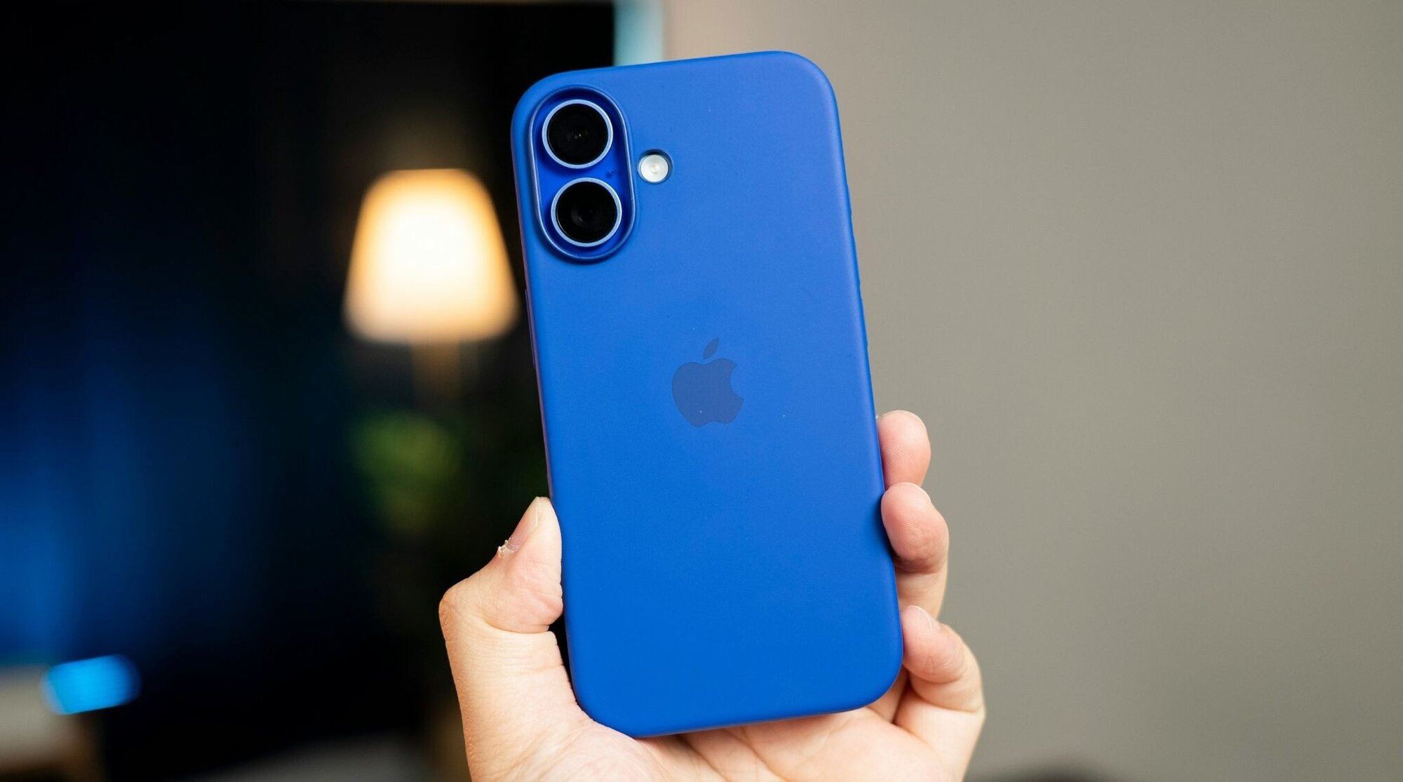 iPhone 16 en couleur bleue