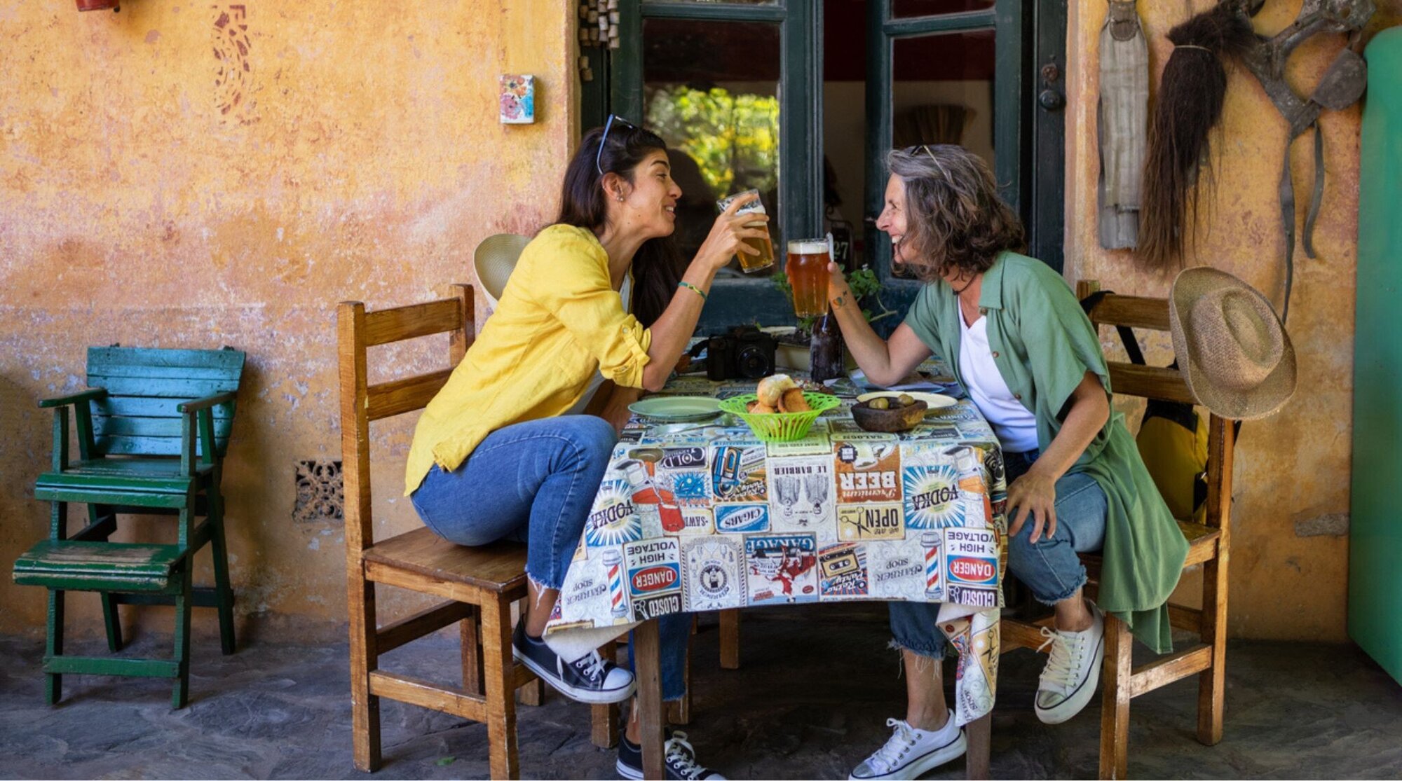 deux personnes en terrasse a buenos aires