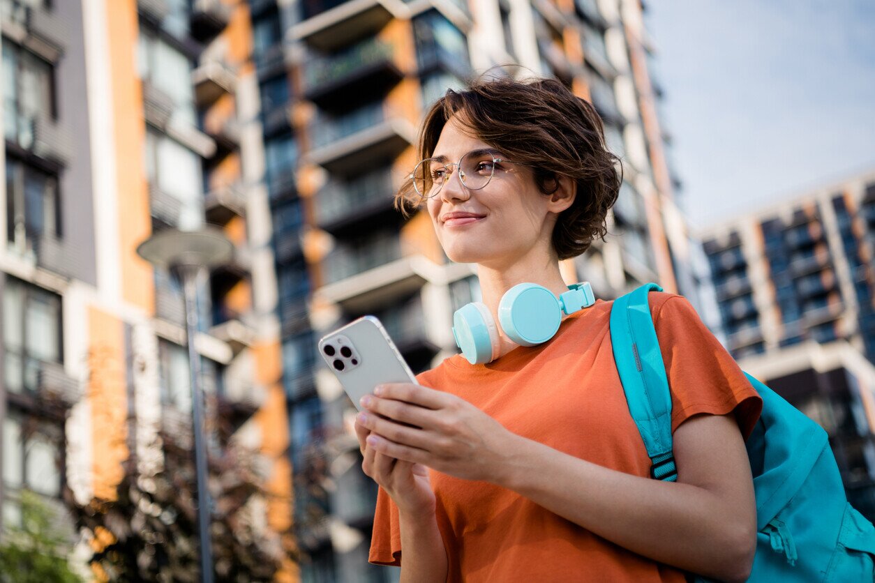 Frau mit Handy und mobilen Daten auf Reisen