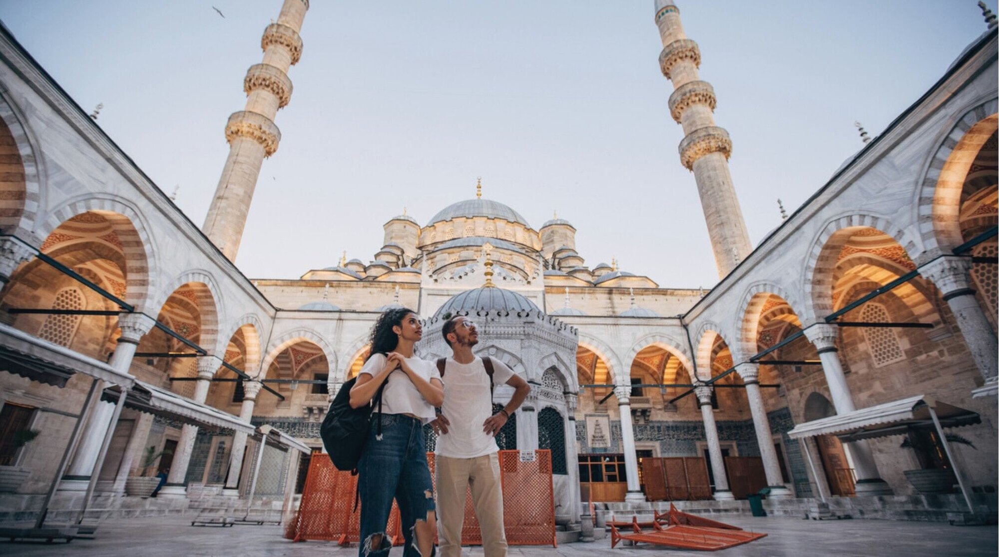Um casal posando em frente à Mesquita Suleymaniye, apreciando a vista cênica do marco histórico e abraçando a beleza e a herança cultural do local.