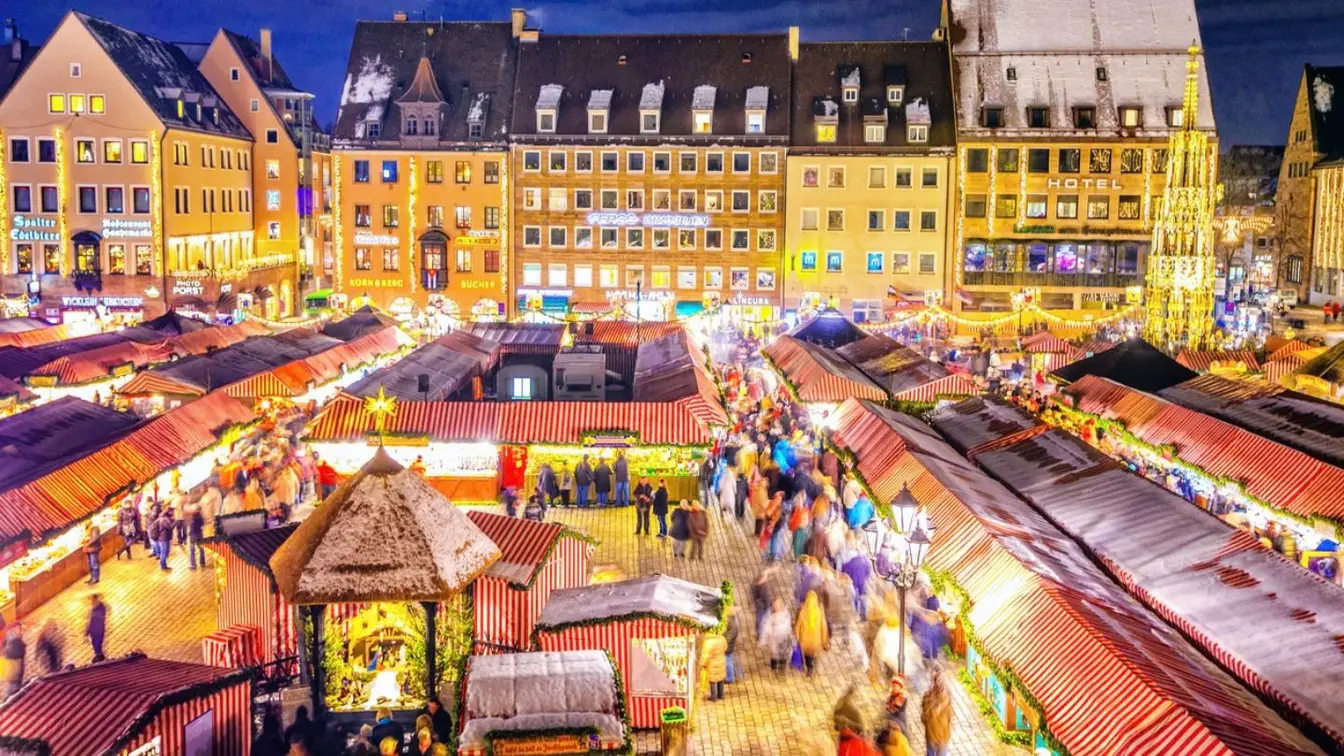 Étal du marché de Noël de Nuremberg avec cœur en pain d’épice