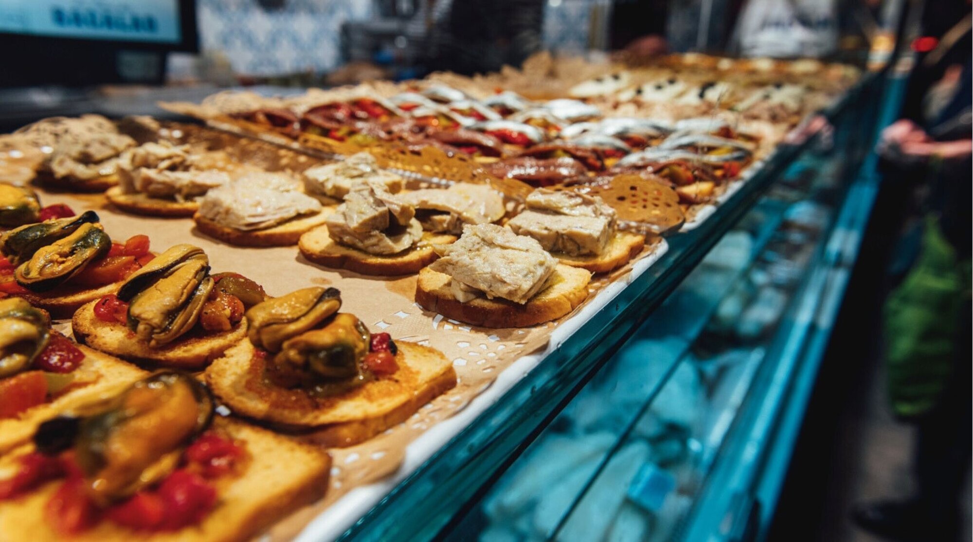 Tapas tradicionales en un bar del centro histórico de Madrid