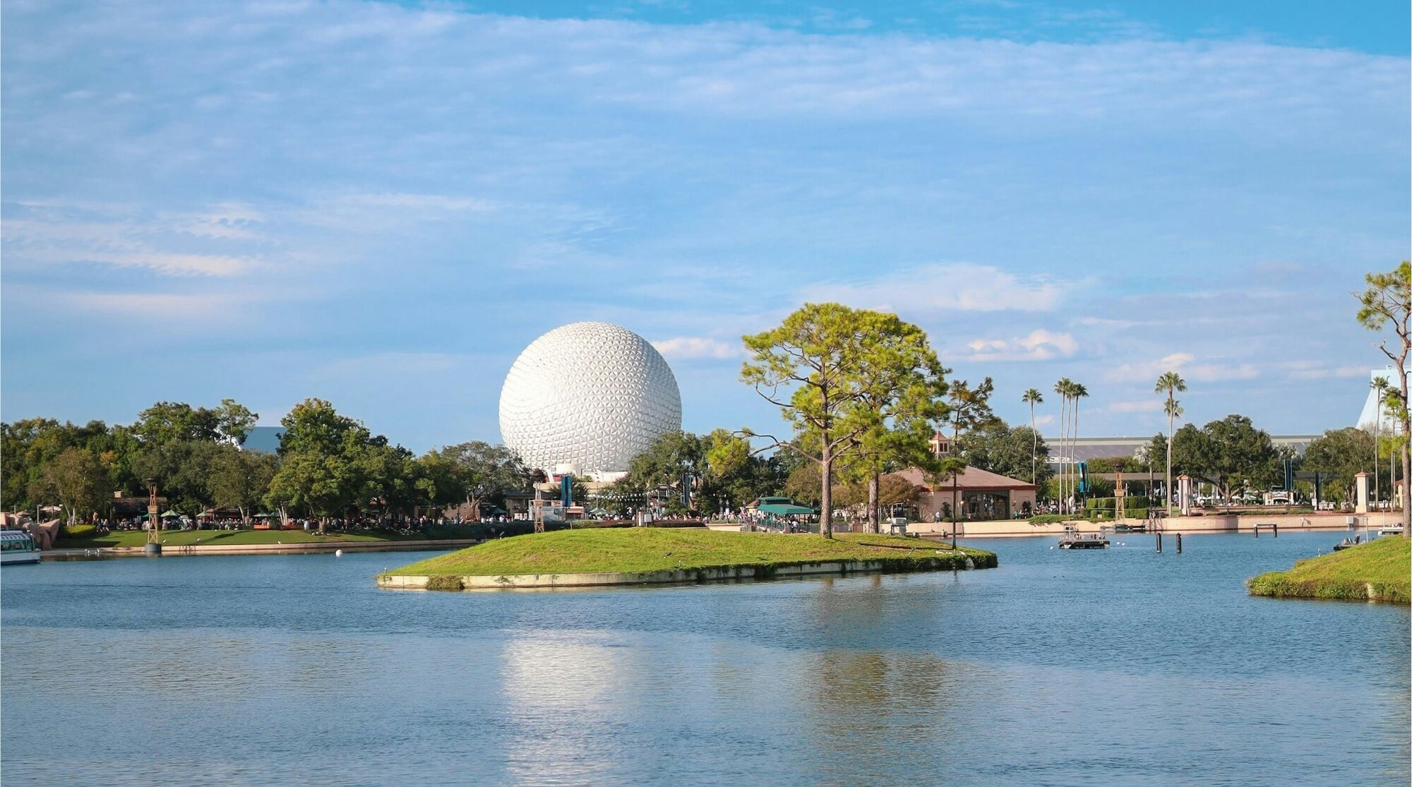 Vista do Epcot, conhecido monumento em formato de globo branco nos parques da Disney em Orlando