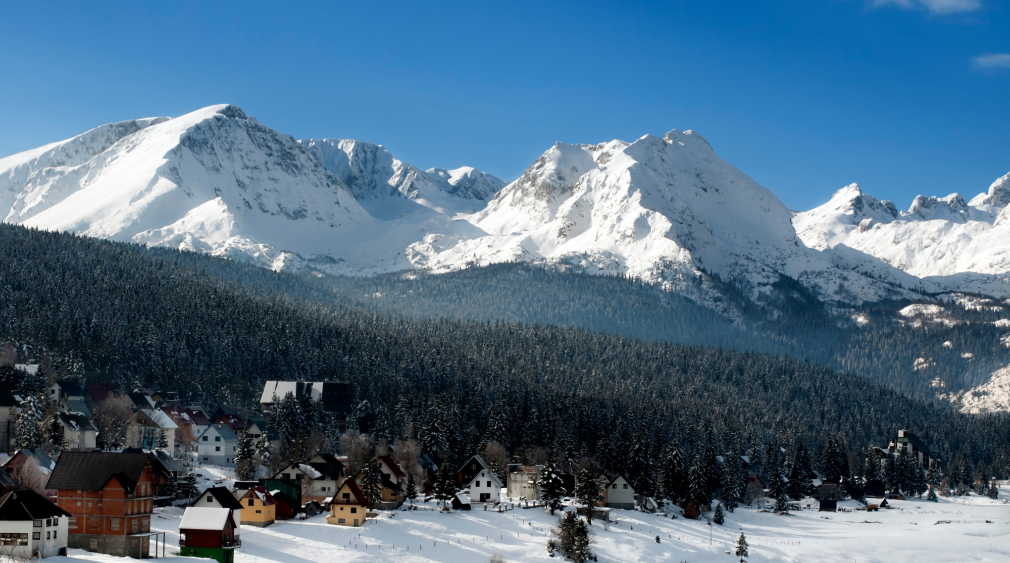 Paesaggio innevato a Žabljak, in Montenegro, località di montagna ideale per sciare in Europa low cost lontano dalle mete più affollate.