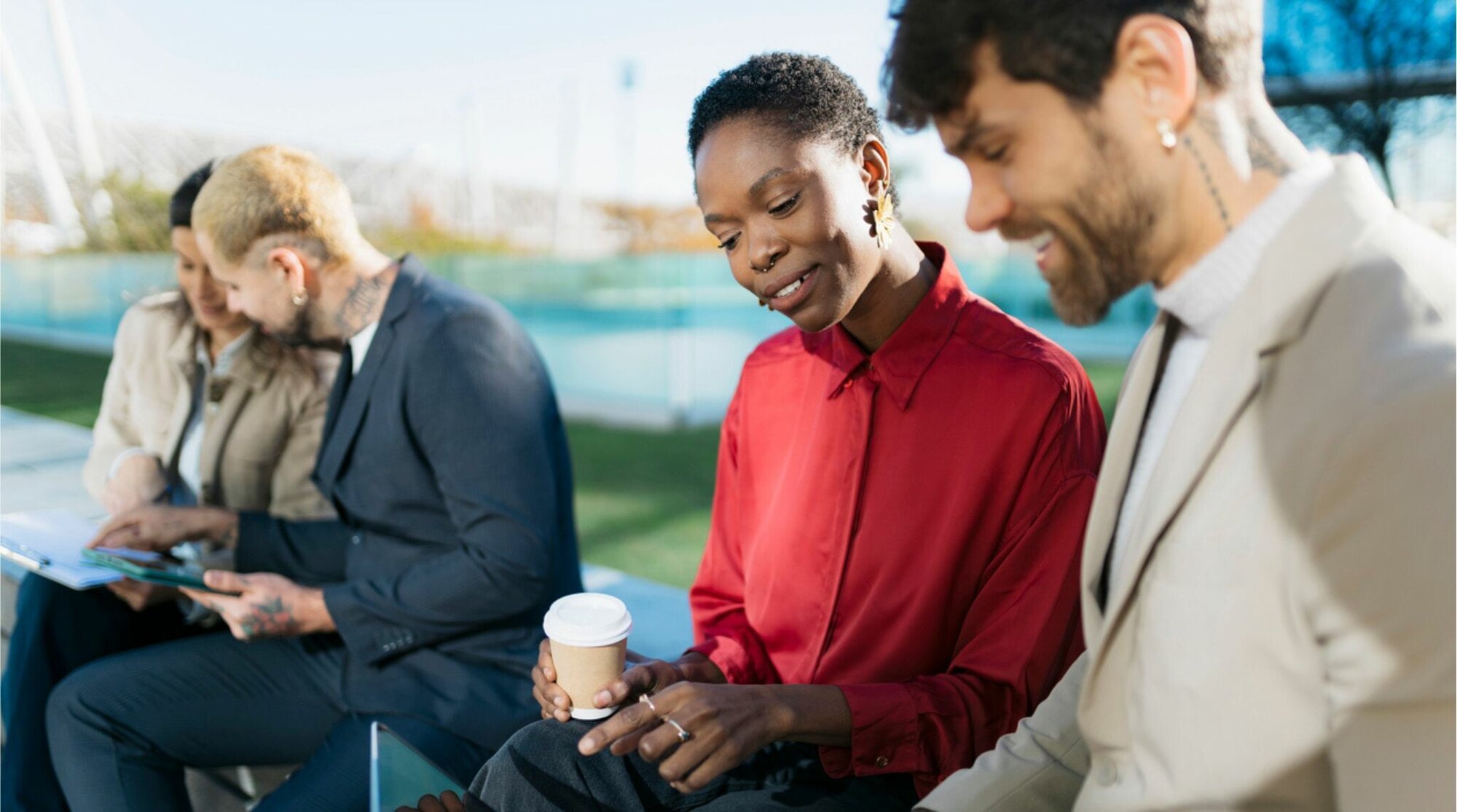 Profissionais trabalhando juntos em ambiente compartilhado, como coworkings em Lisboa