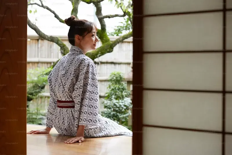 Imagen de una persona sentada en un ryokan japonés para ilustrar cómo organizar tu viaje a Japón