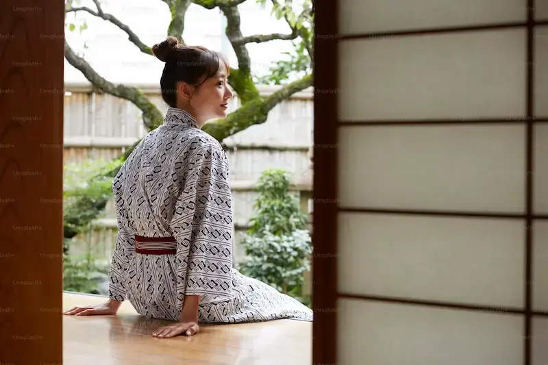 Imagen de una persona sentada en un ryokan japonés para ilustrar cómo organizar tu viaje a Japón