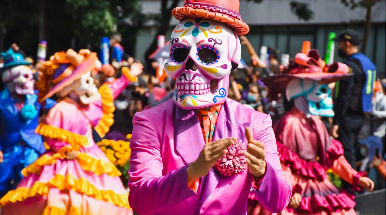 Participants maquillés et costumés pendant un défilé du Día de los Muertos à Mexico.