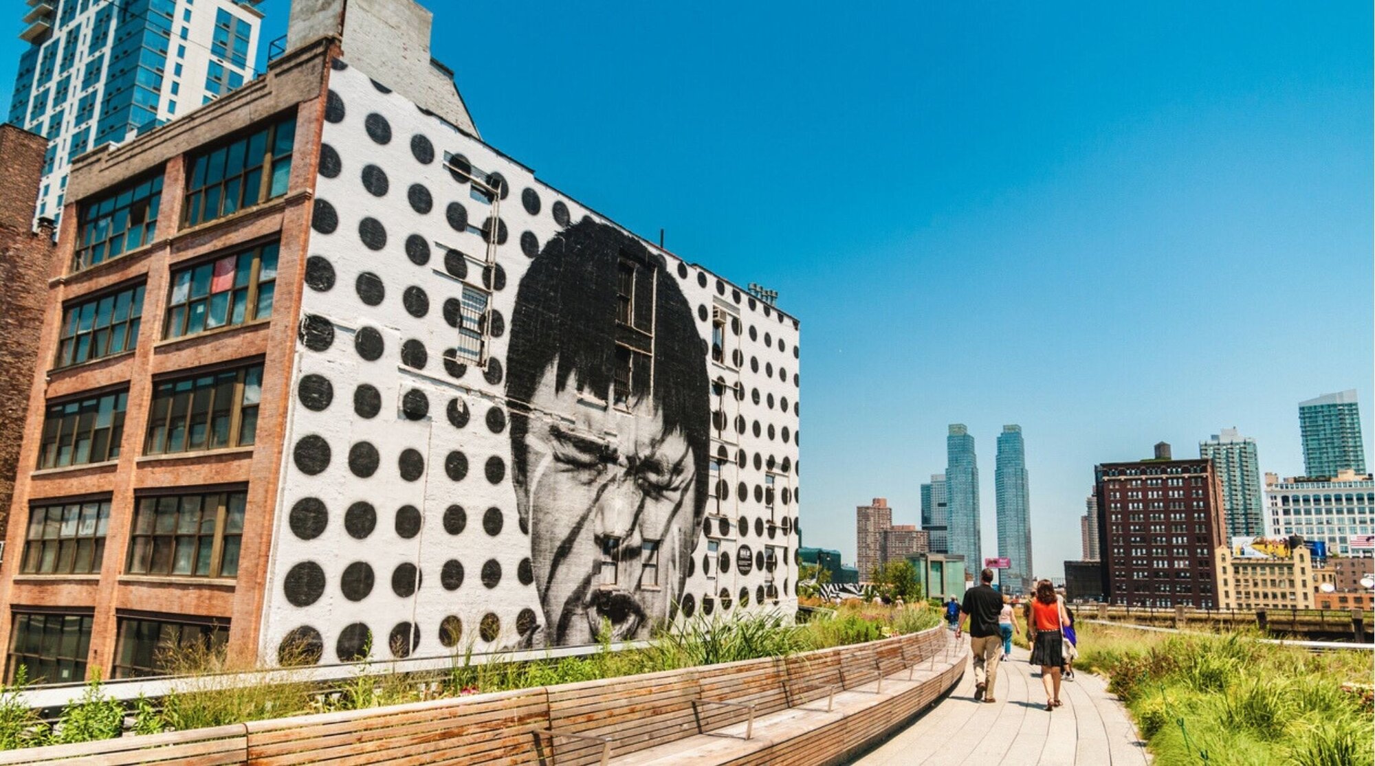 High Line Park en Nueva York con senderos elevados y vistas modernas de Hudson Yards.