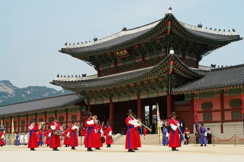 景福宮の門の前で開催される韓国の伝統儀式
