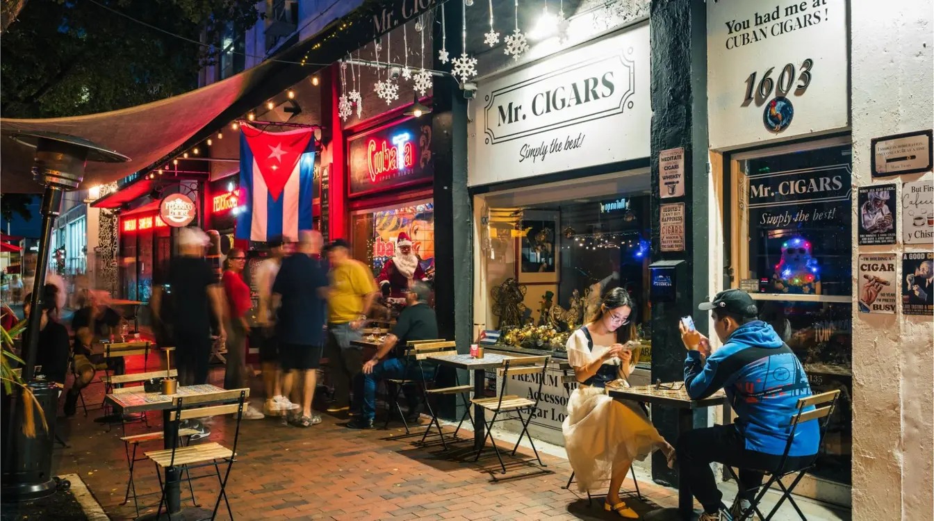 Little Havana é um bairro de forte influência cubana, com histórico de imigração desde os anos 60. A Rua Ocho é a mais movimentada, com lojas e restaurantes com produtos e gastronomia cubana.