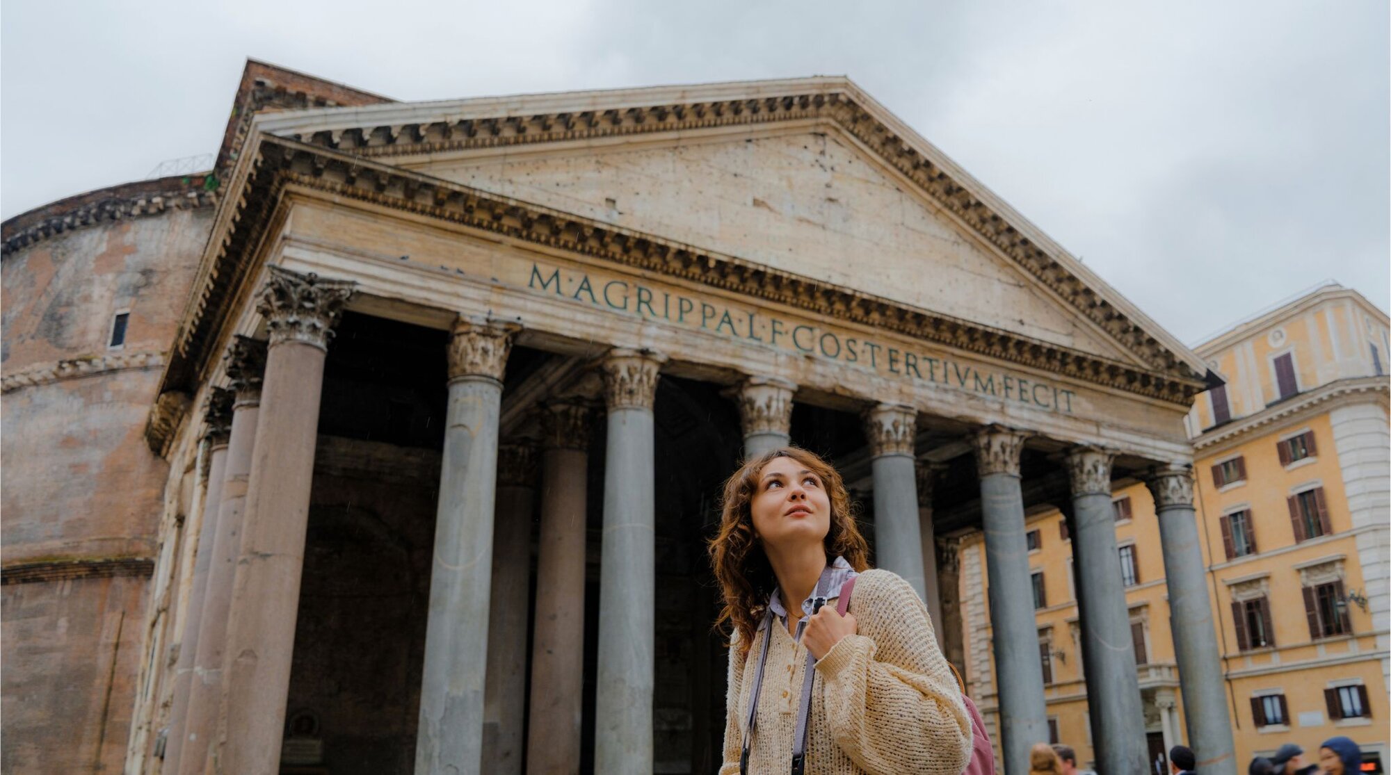 turista em roma em frente ao forum romano