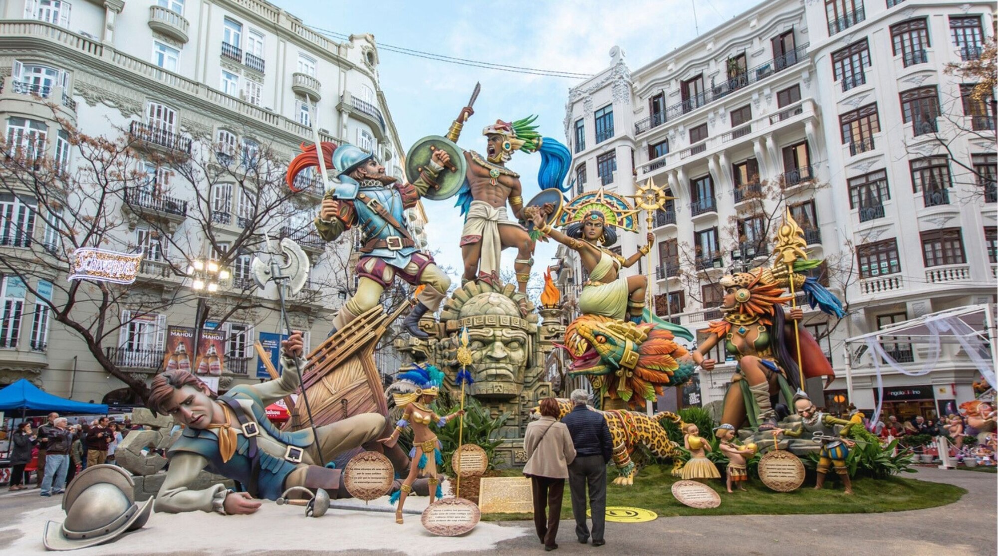 Vista geral de uma falla durante o Festival Las Fallas em 16 de março de 2018, em Valência, Espanha. O festival celebra a chegada da primavera com fogos de artifício, festas e grandes bonecos chamados ninots. A temática desta falla é sobre os astecas, observada por visitantes ao seu redor.