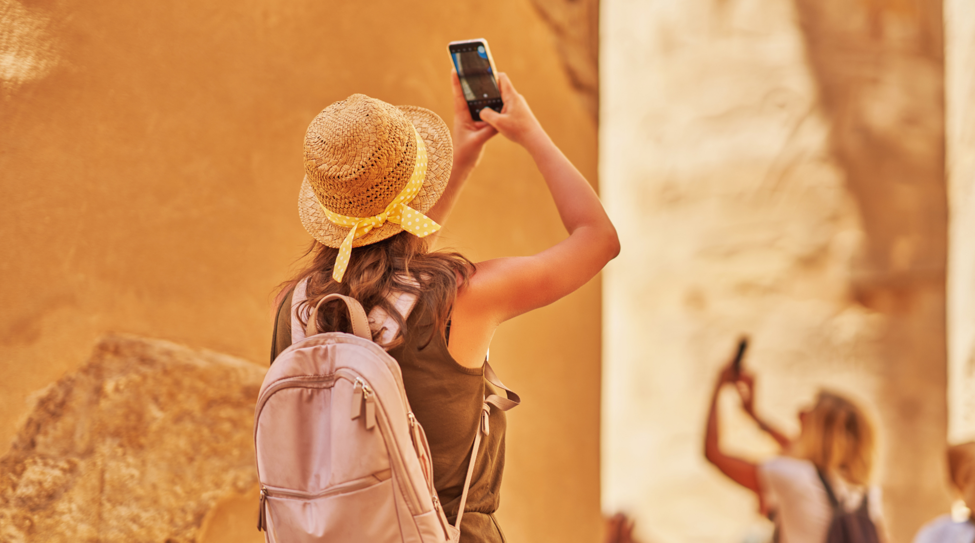 Frau fotografiert den Luxor-Tempel in Ägypten