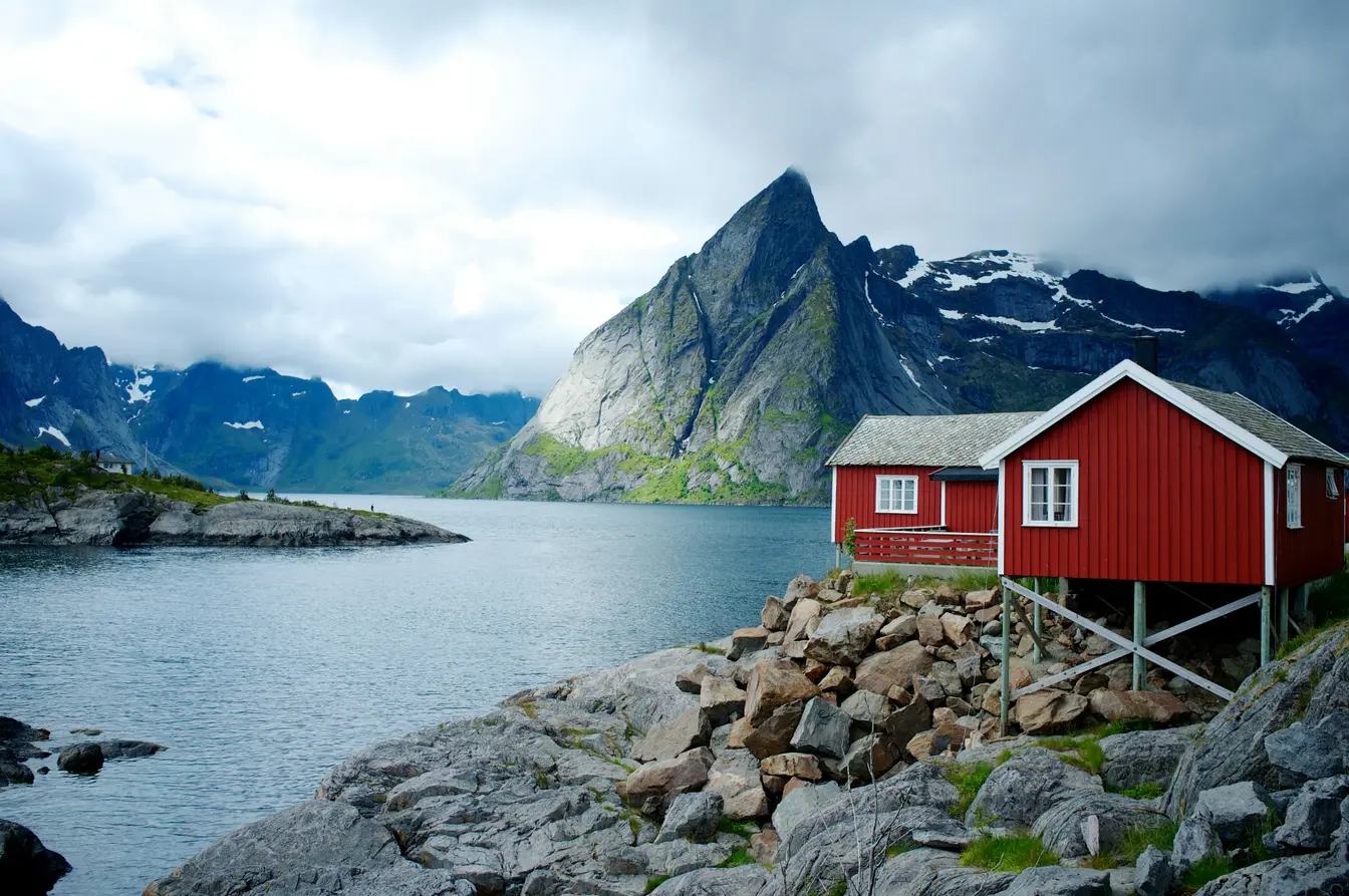 Casa de madera en Hamnøy, Noruega, para ilustrar los destinos frescos para verano en Europa