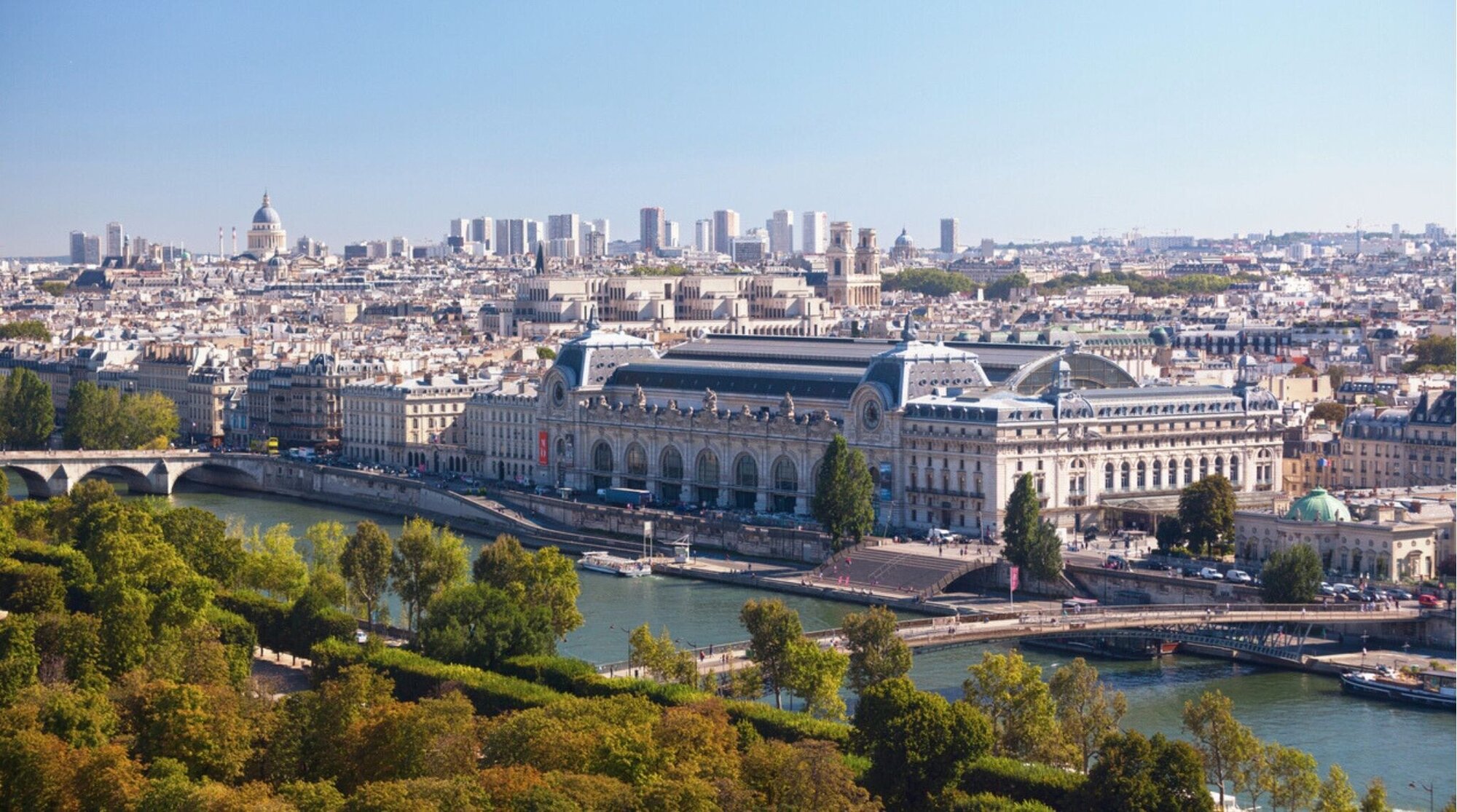 Vista aérea del Museo de Orsay en París con su arquitectura icónica y ambiente invernal.