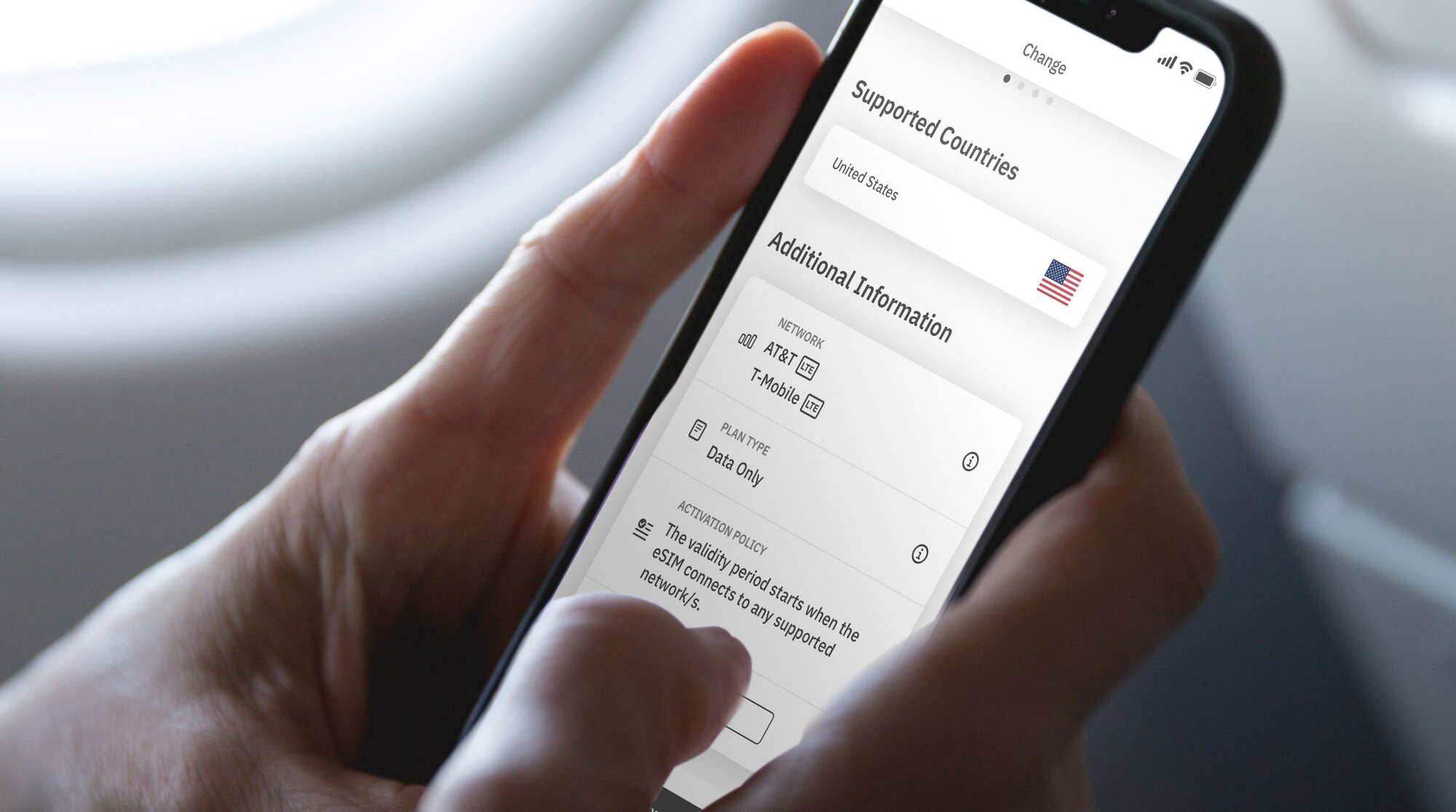 機内で開いた Airalo アプリ