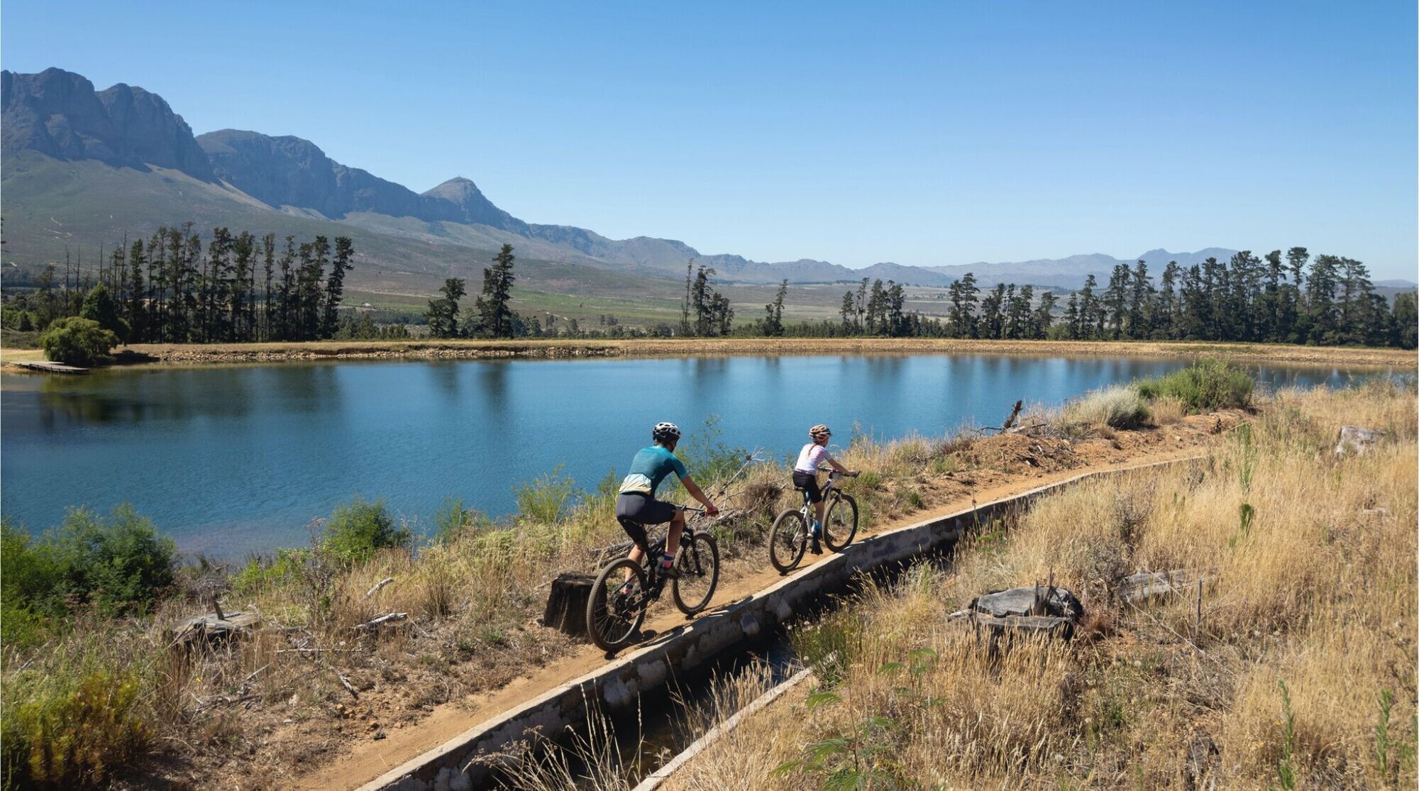 Ciclistas em trilhas em Cape Town/Cidade do cabo