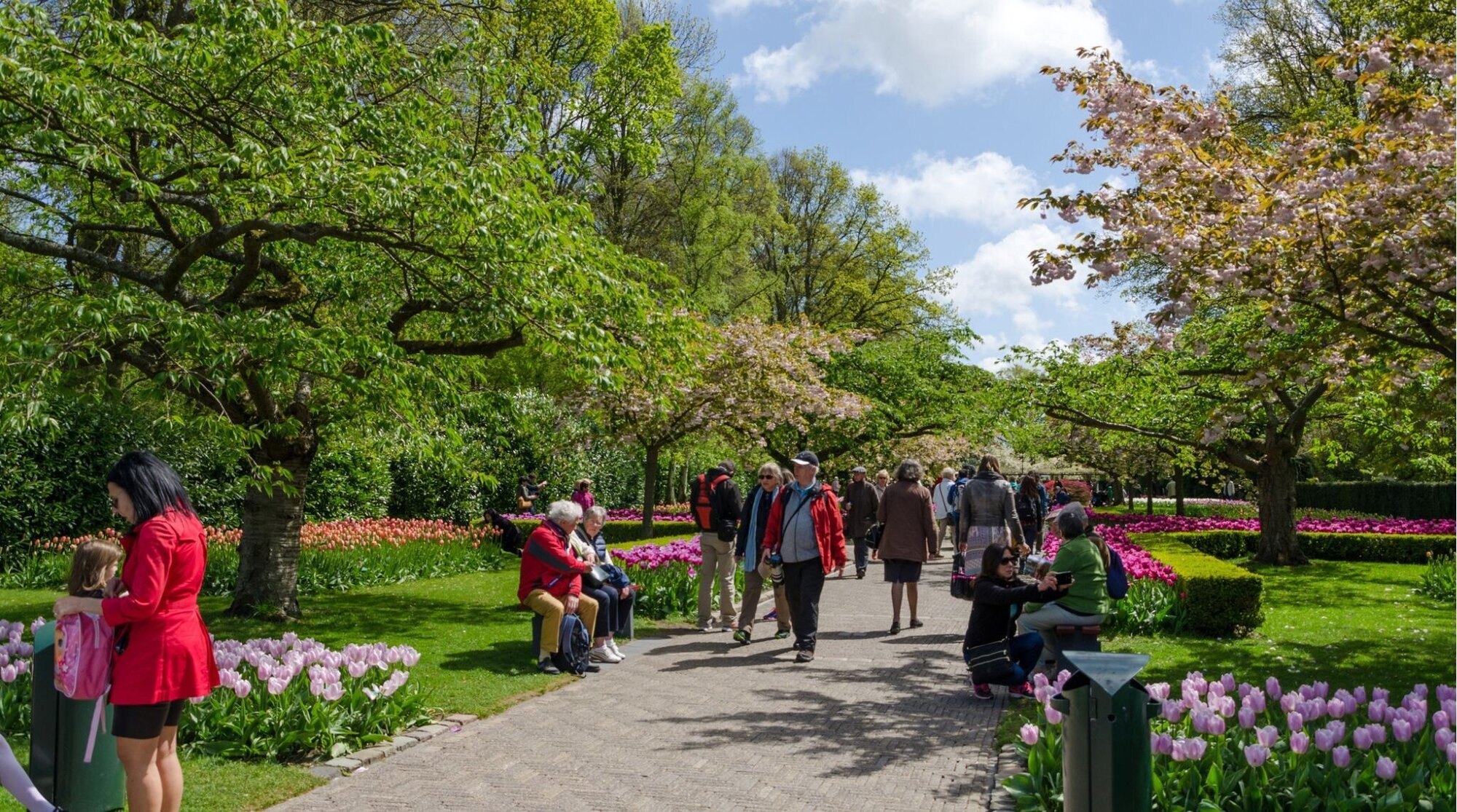 Turistas visitando os famosos jardins de Keukenhof