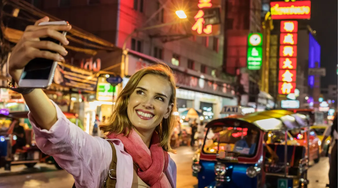 Voyageuse prenant un selfie dans le quartier chinois de Bangkok.
