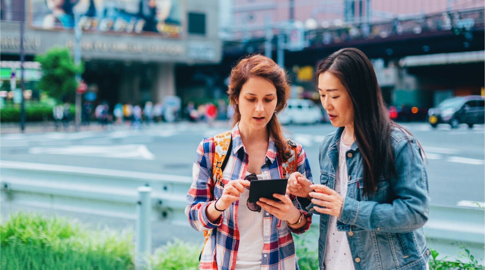 Mulher viajando sozinha pedindo orientações a moradora local em Osaka, Japão