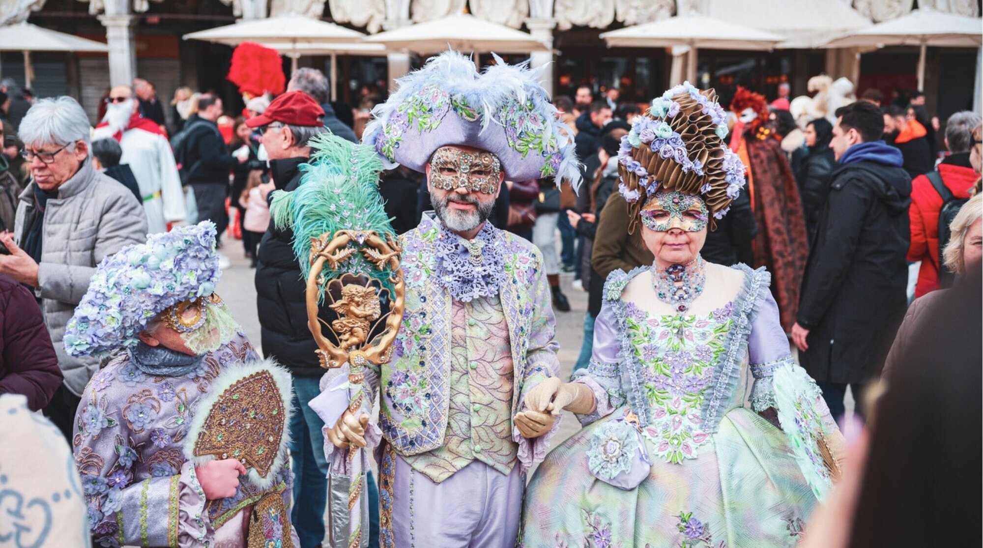 Veneza, Itália – 01 de março de 2025: Trajes elaborados e máscaras deslumbrantes definem a atmosfera vibrante do Carnaval de Veneza enquanto os visitantes aproveitam as festividades.