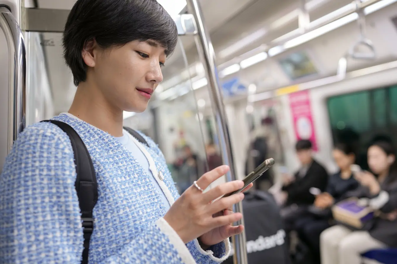 Una persona coreana en el metro para ilustrar un viaje a Seúl (Corea).