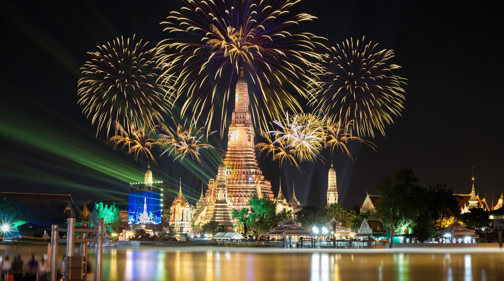 feux d'artifice du nouvel an avec vue sur le Wat Arun Bangkok