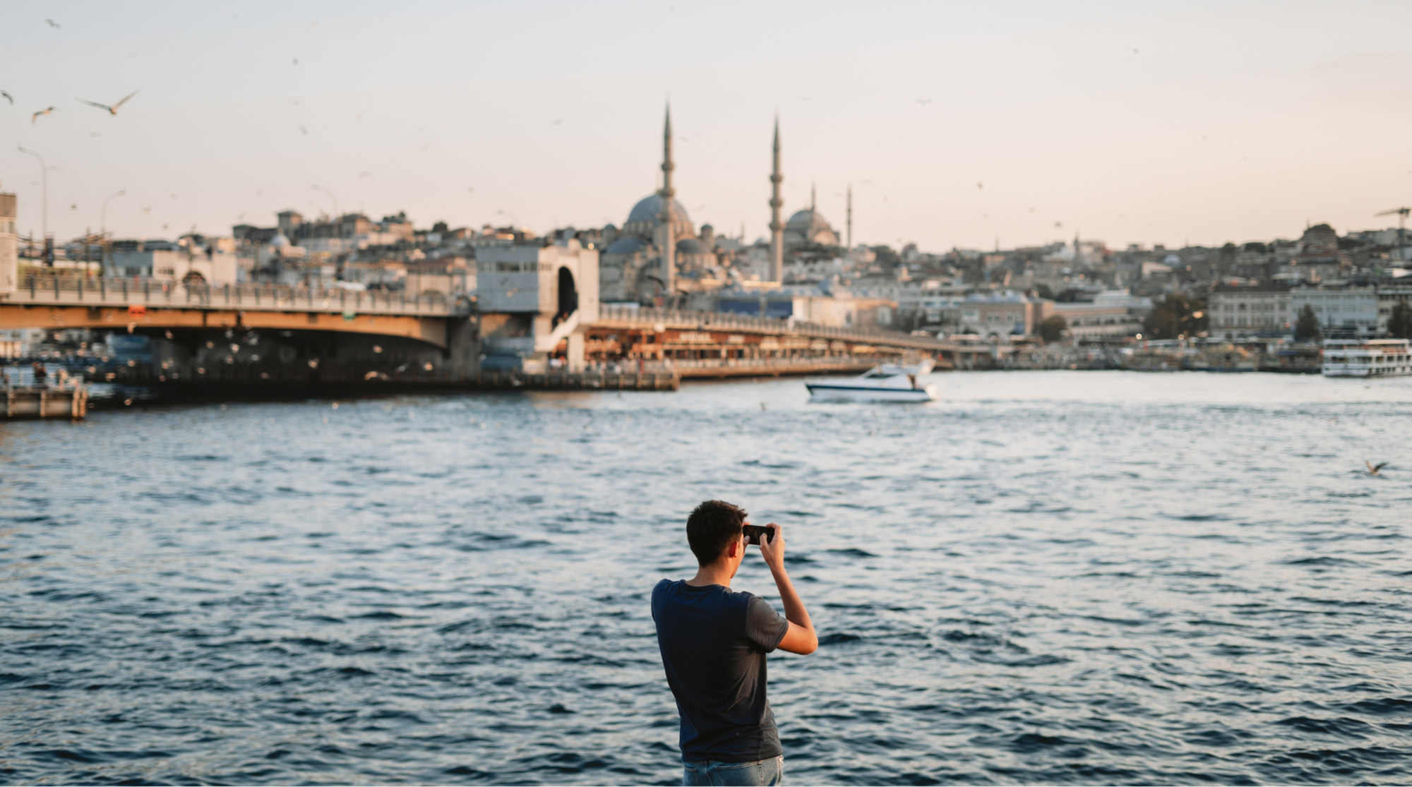 Mann mit Handy vor Istanbul