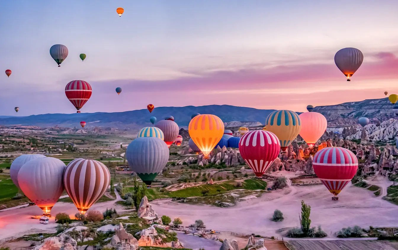 Mongolfiere colorate al decollo nel Parco Nazionale di Göreme in Cappadocia, Turchia, in una mattina di primavera.