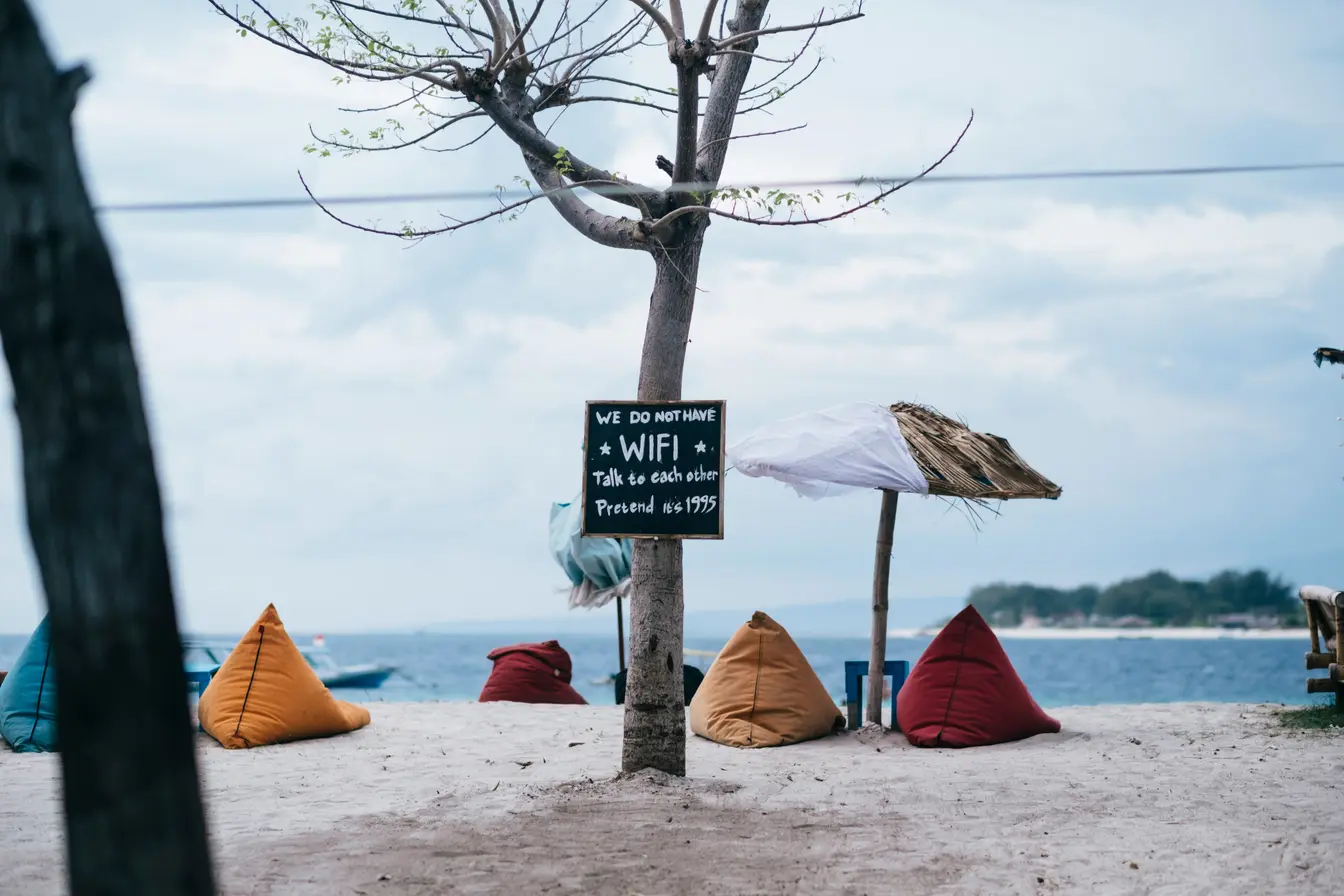 Una playa de Gili Trawangan en la que aparece un cartel que pone “No tenemos Wi-Fi”.