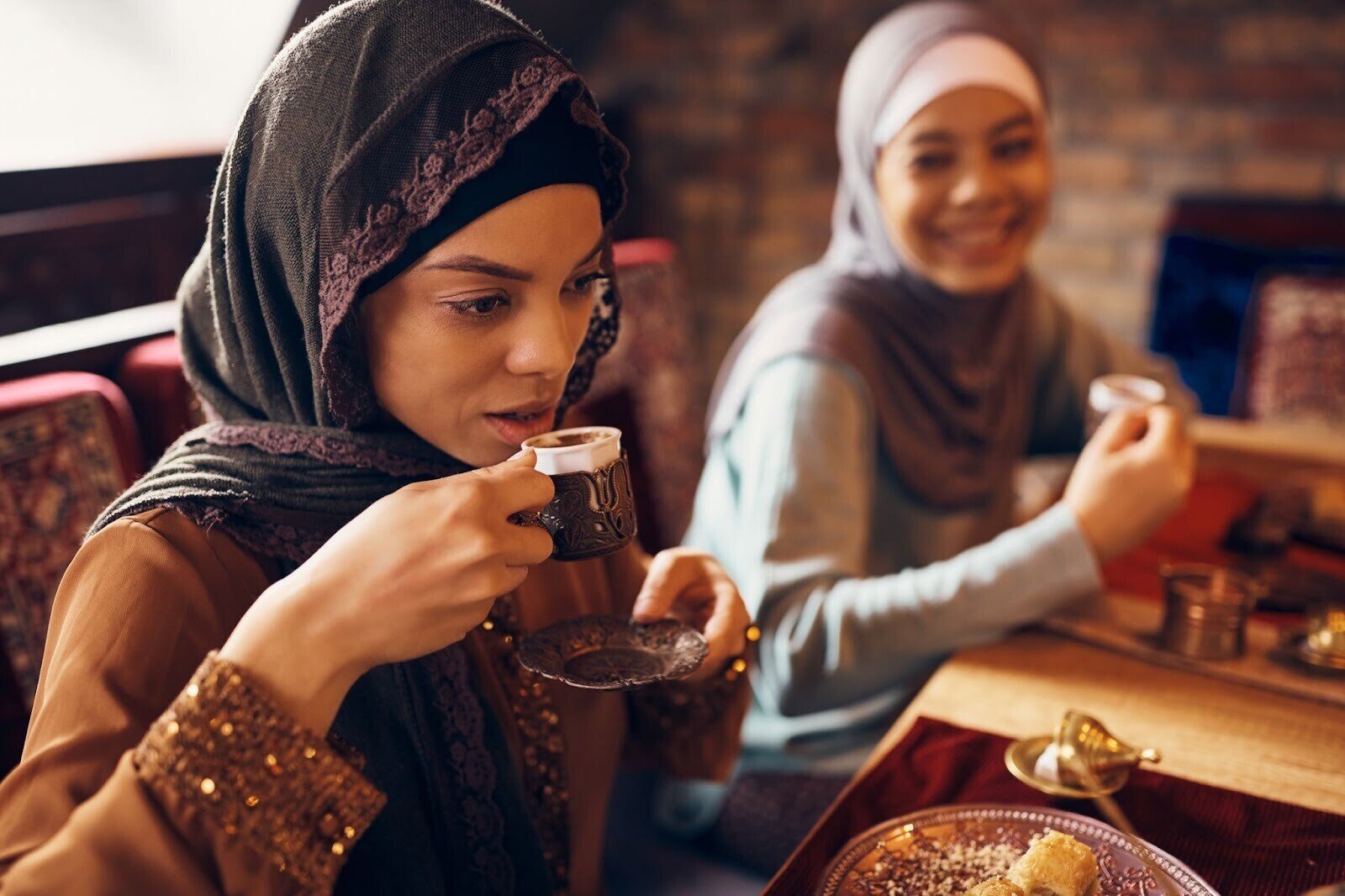 Zwei Frauen trinken einen türkischen Kaffee im Restaurant