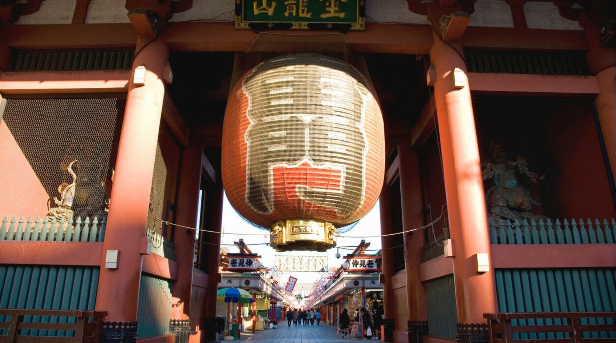 Puerta Kaminarimon del templo Sensoji en Asakusa, Tokio, con su linterna gigante.