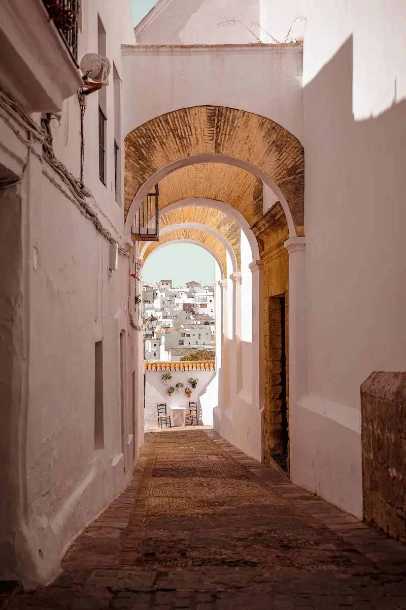 Passaggio tra le case di Vejer de la Frontera per le vacanze low cost agosto