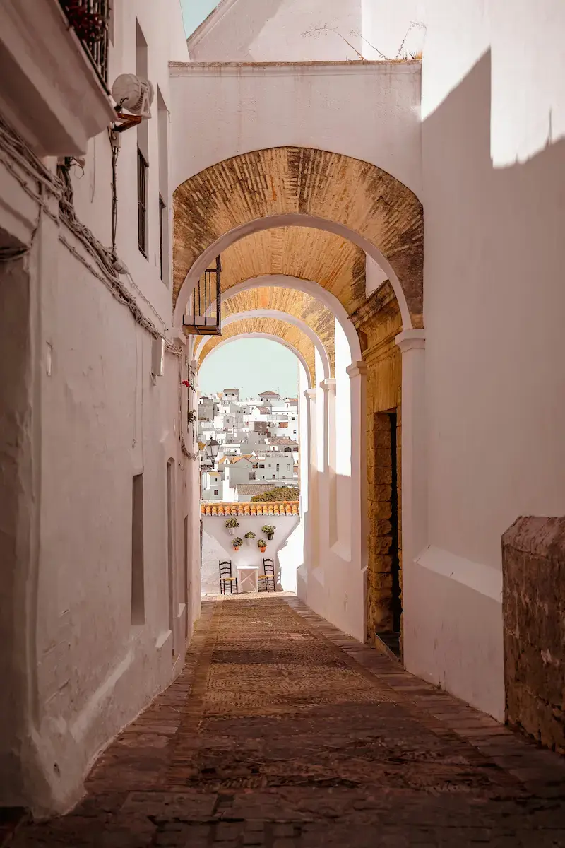 Passaggio tra le case di Vejer de la Frontera per le vacanze low cost agosto