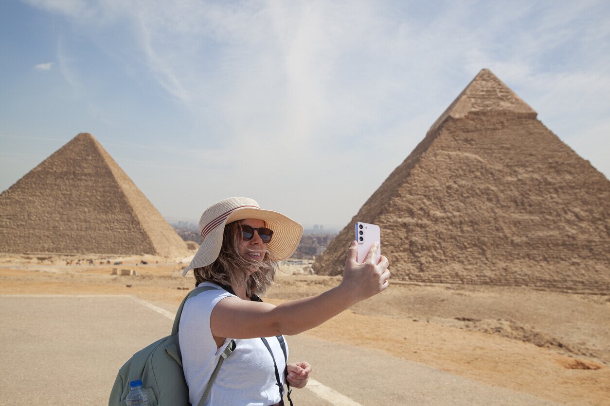 Frau mit eSIM in Ägypten