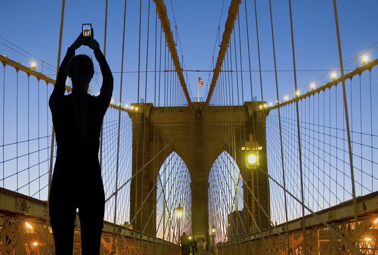 Frau mit Internet in den USA auf der Brücke