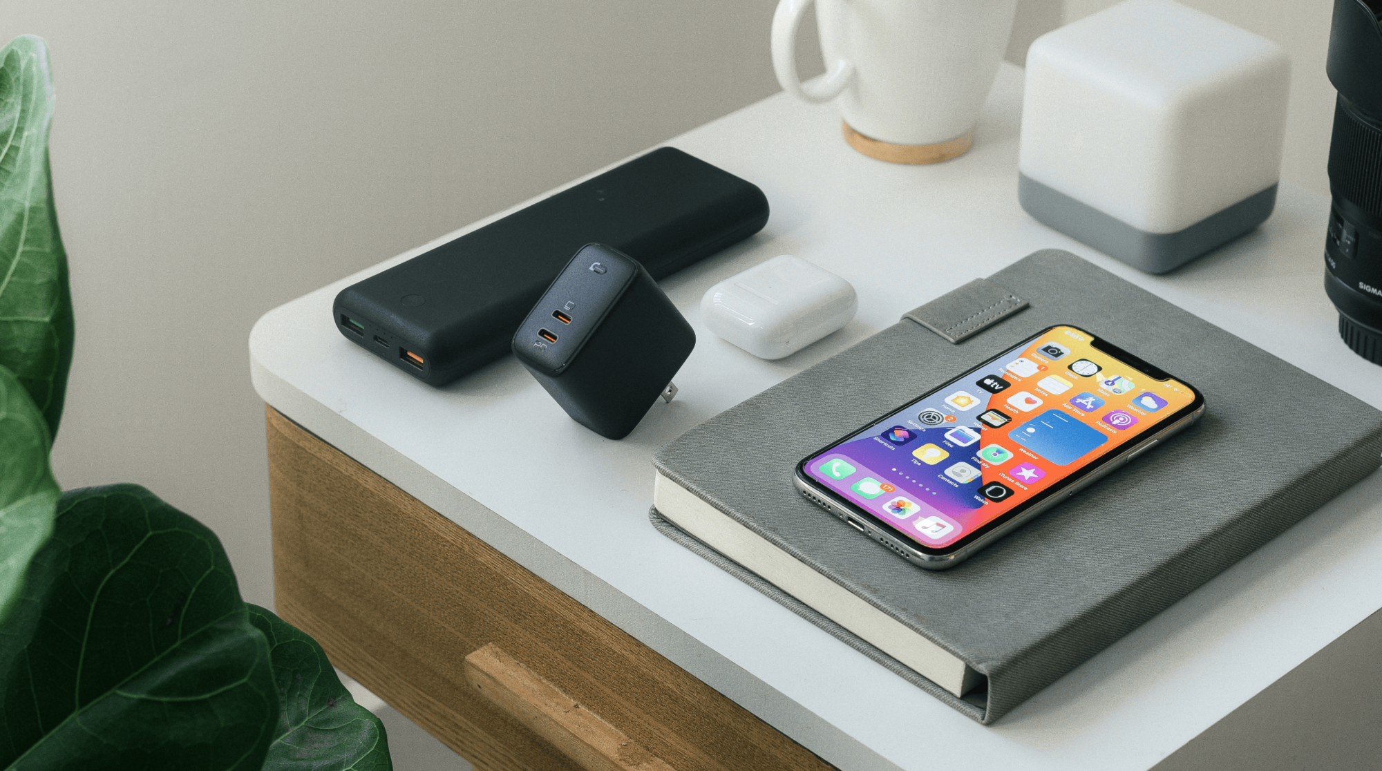 ベッド横のナイトスタンドで充電中の携帯電話