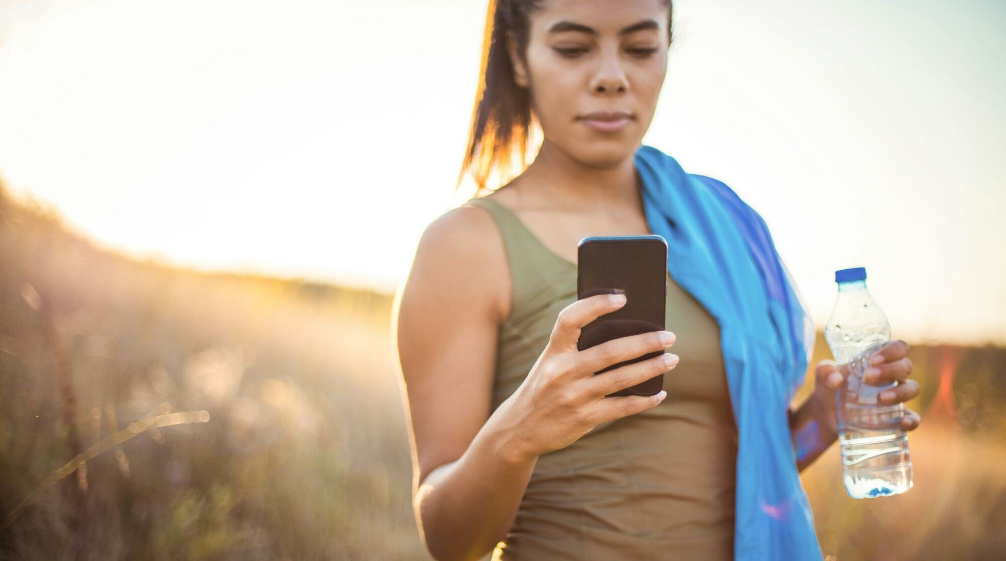 jogger utilisant son iphone pour partager sa localisation