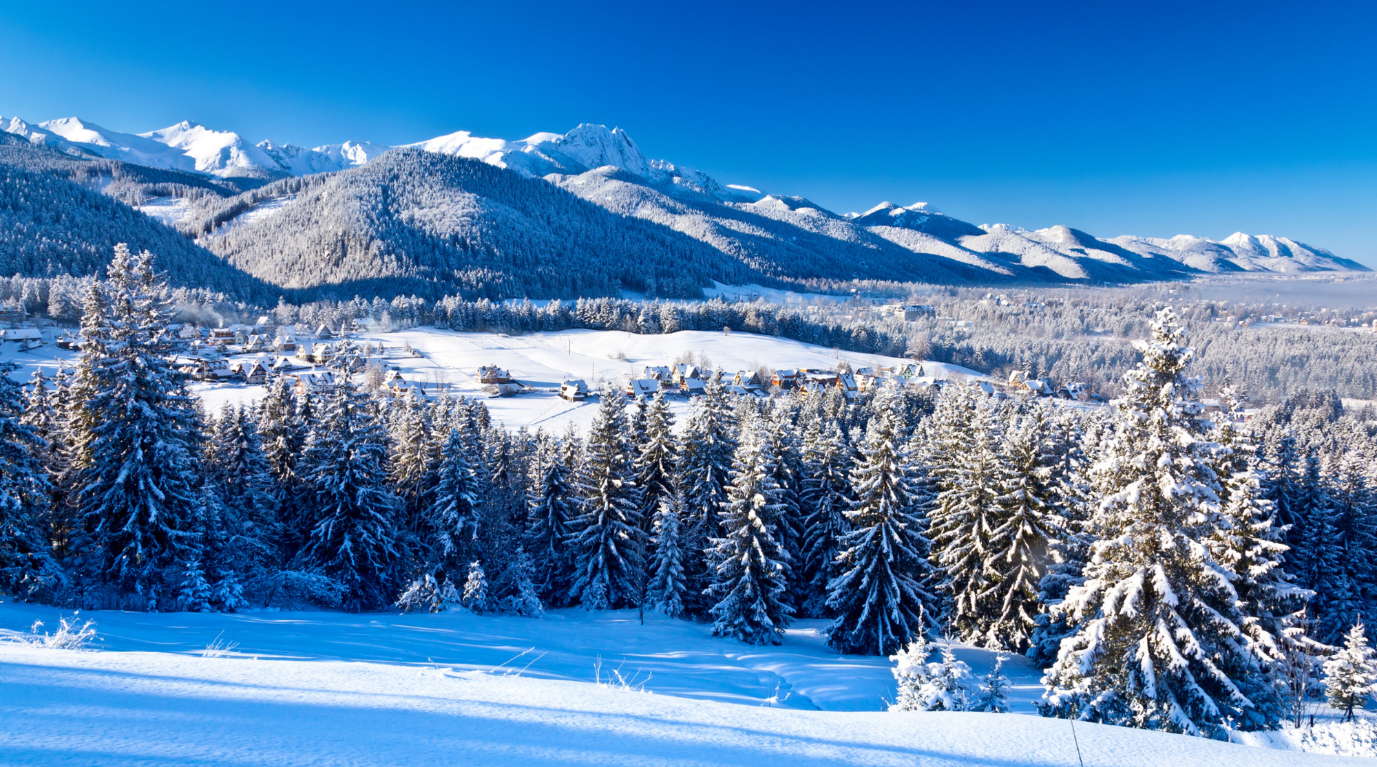 Vista invernale dei Monti Tatra in Slovacchia, con montagne innevate al mattino, area ideale per sciare in Europa low cost lontano dalle mete affollate.