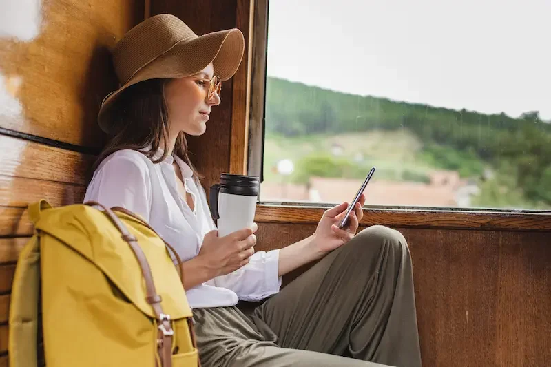 Viajero comparando precios de opciones de internet móvil antes de su viaje